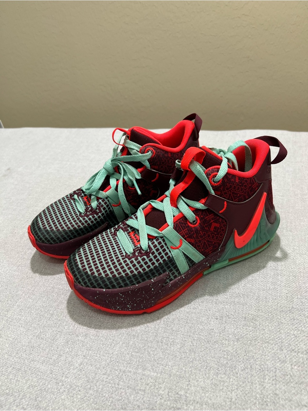 Nike Kids' Basketball Shoes in Burgundy & Teal Y4.5